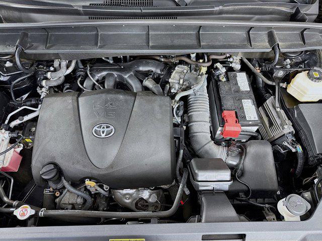 Photo of 2022 Midnight Black Metallic Toyota Highlander