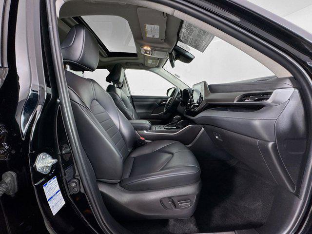 Photo of 2022 Midnight Black Metallic Toyota Highlander