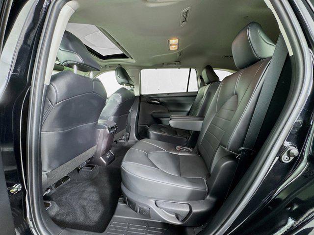 Photo of 2022 Midnight Black Metallic Toyota Highlander