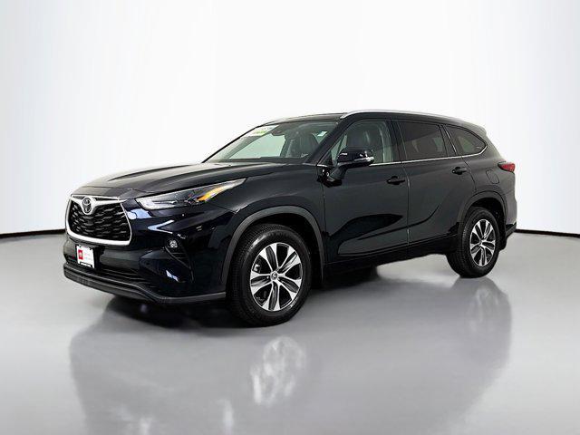 Photo of 2022 Midnight Black Metallic Toyota Highlander