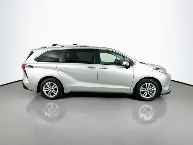 Photo of 2021 Celestial Silver Metallic Toyota Sienna