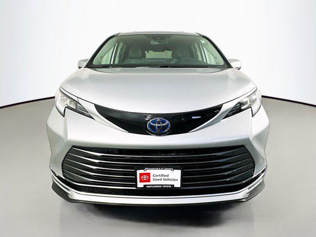 Photo of 2021 Celestial Silver Metallic Toyota Sienna