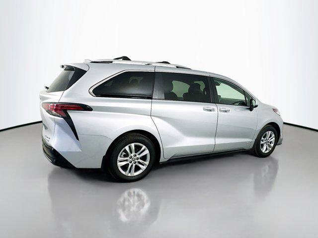 Photo of 2021 Celestial Silver Metallic Toyota Sienna