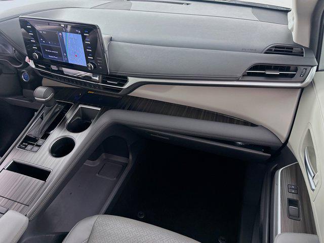 Photo of 2021 Celestial Silver Metallic Toyota Sienna