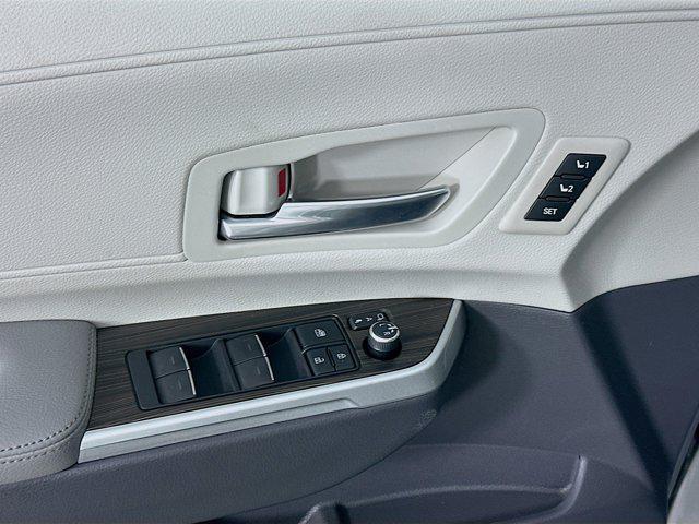 Photo of 2021 Celestial Silver Metallic Toyota Sienna