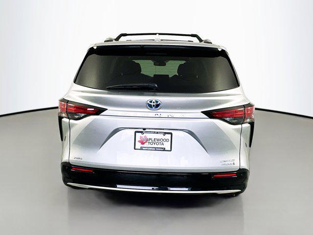 Photo of 2021 Celestial Silver Metallic Toyota Sienna