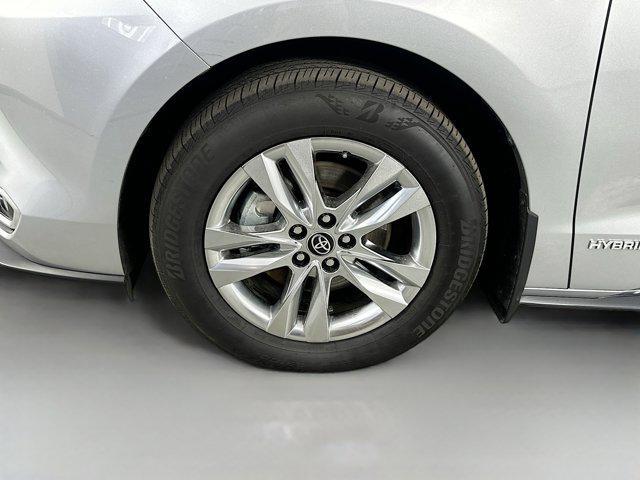Photo of 2021 Celestial Silver Metallic Toyota Sienna