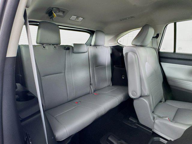 Photo of 2022 Moon Dust Toyota Highlander