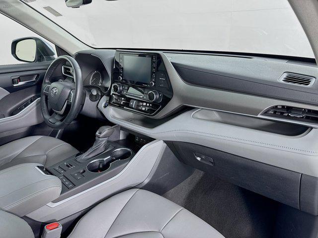 Photo of 2022 Moon Dust Toyota Highlander