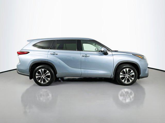Photo of 2022 Moon Dust Toyota Highlander