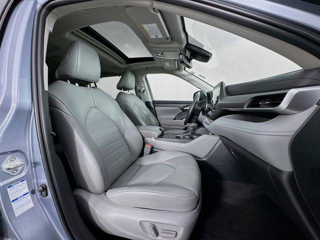 Photo of 2022 Moon Dust Toyota Highlander