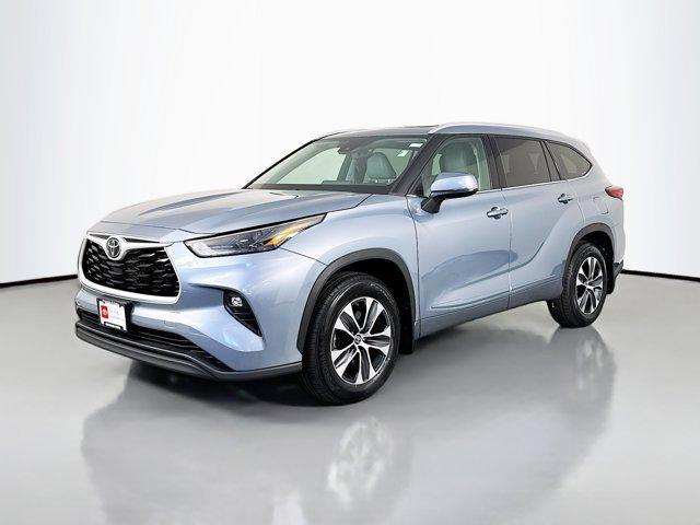Photo of 2022 Moon Dust Toyota Highlander