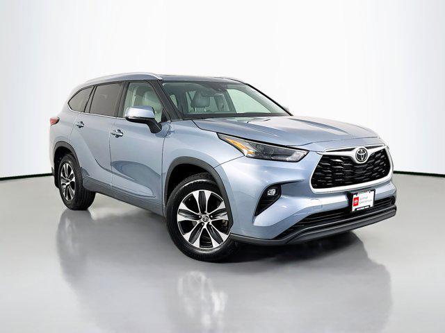 Photo of 2022 Moon Dust Toyota Highlander