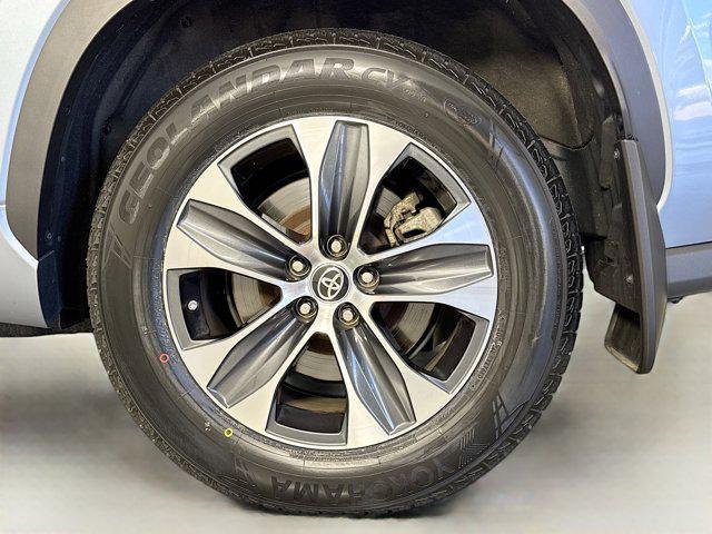 Photo of 2022 Moon Dust Toyota Highlander