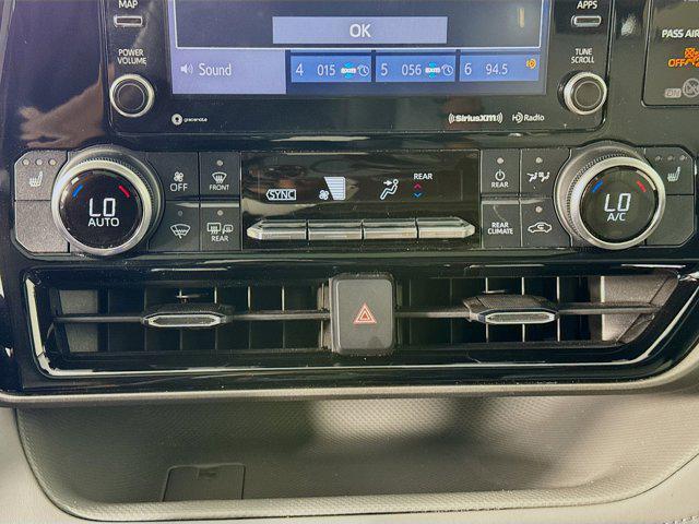 Photo of 2022 Moon Dust Toyota Highlander