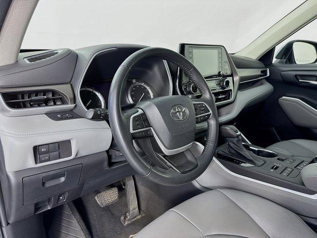 Photo of 2022 Moon Dust Toyota Highlander