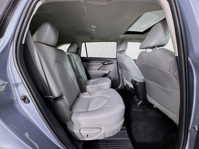 Photo of 2022 Moon Dust Toyota Highlander