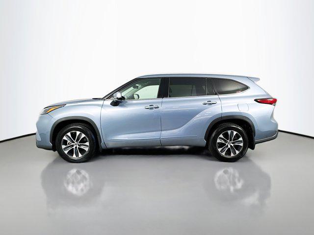 Photo of 2022 Moon Dust Toyota Highlander
