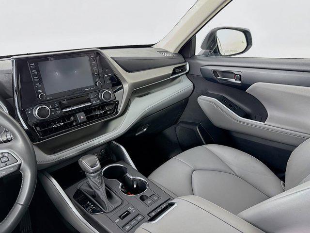 Photo of 2022 Moon Dust Toyota Highlander