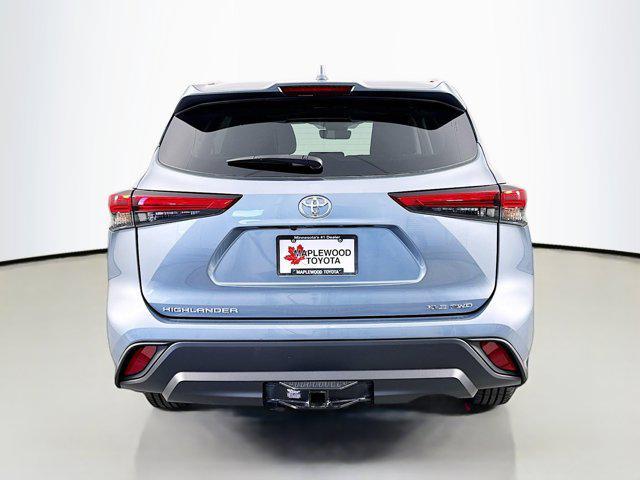 Photo of 2022 Moon Dust Toyota Highlander