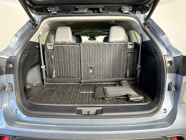 Photo of 2022 Moon Dust Toyota Highlander
