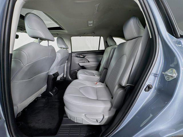 Photo of 2022 Moon Dust Toyota Highlander