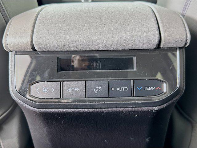 Photo of 2022 Moon Dust Toyota Highlander