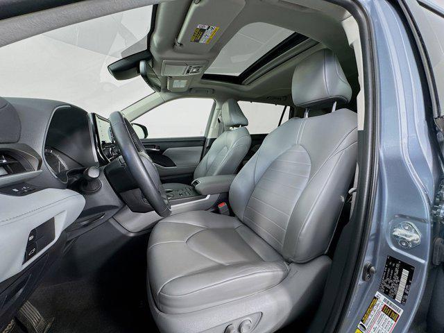 Photo of 2022 Moon Dust Toyota Highlander