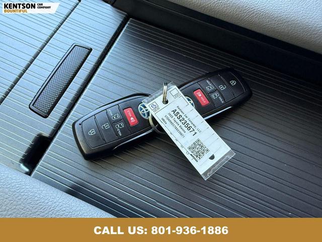 Photo of 2025 Ice Cap Toyota Sienna
