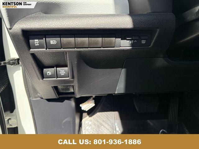 Photo of 2025 Ice Cap Toyota Sienna