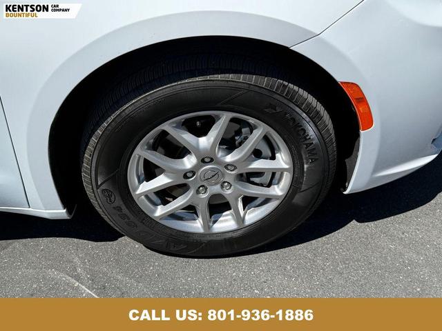 Photo of 2024 Bright White Clearcoat Chrysler Pacifica