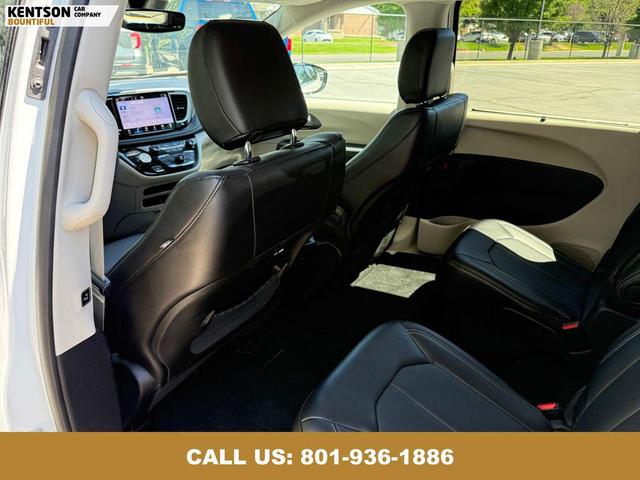 Photo of 2024 Bright White Clearcoat Chrysler Pacifica