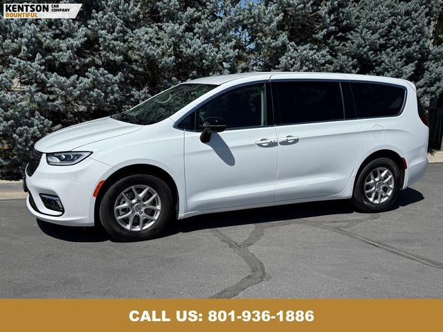 Photo of 2024 Bright White Clearcoat Chrysler Pacifica