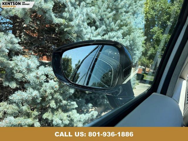 Photo of 2024 Bright White Clearcoat Chrysler Pacifica