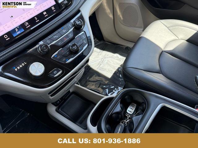 Photo of 2024 Bright White Clearcoat Chrysler Pacifica