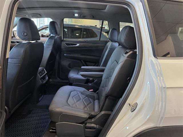 Photo of 2025 Pure White Volkswagen Atlas