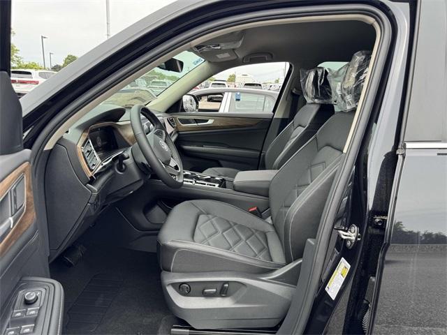 Photo of 2025 Deep Black Pearl Effect Volkswagen Atlas
