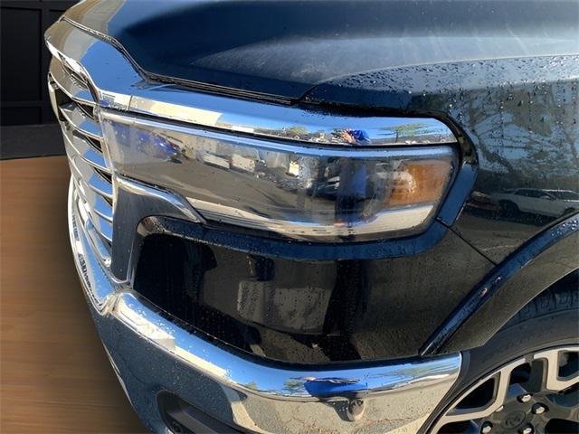 Photo of 2025 Diamond Black Crystal Pearlcoat RAM 1500