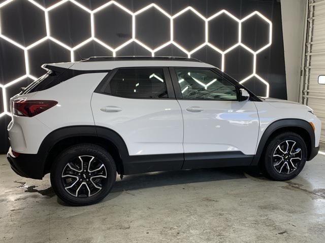 Photo of 2023 Summit White Chevrolet Trailblazer