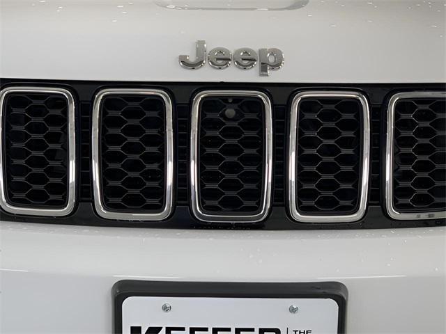 Photo of 2020 Bright White Clearcoat Jeep Grand Cherokee