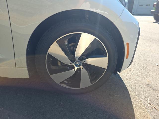 Photo of 2019 Capparis White w/BMW i Frozen Blue Accent BMW i3