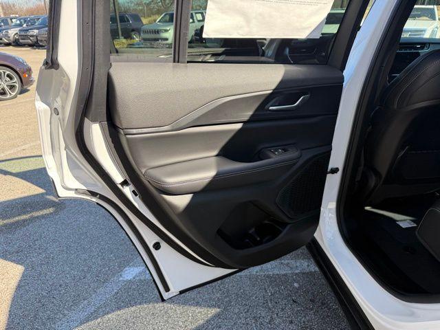 Photo of 2025 Bright White Clearcoat Jeep Grand Cherokee