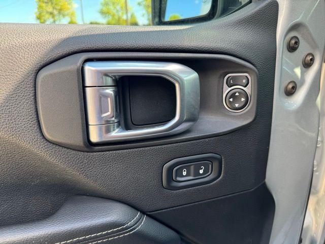 Photo of 2023 Silver Zynith Clearcoat Jeep Gladiator