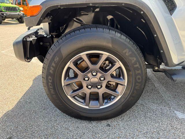 Photo of 2023 Silver Zynith Clearcoat Jeep Gladiator