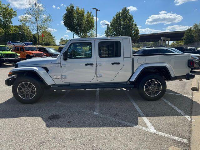 Photo of 2023 Silver Zynith Clearcoat Jeep Gladiator