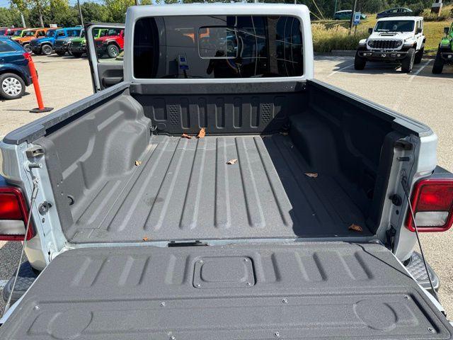 Photo of 2023 Silver Zynith Clearcoat Jeep Gladiator