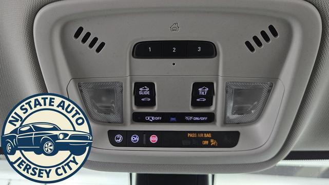 Photo of 2021 Iridescent Pearl Tricoat Chevrolet Traverse