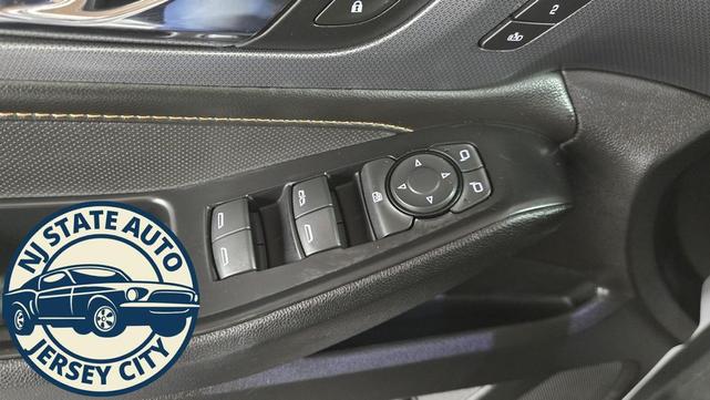 Photo of 2021 Iridescent Pearl Tricoat Chevrolet Traverse