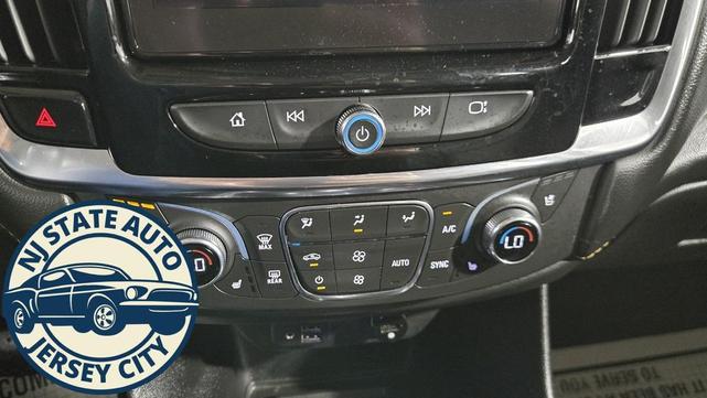 Photo of 2021 Iridescent Pearl Tricoat Chevrolet Traverse
