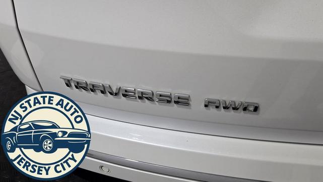 Photo of 2021 Iridescent Pearl Tricoat Chevrolet Traverse